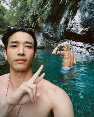 Jasper Liu Instagram - 花蓮好多美麗溪水 來玩的朋友一定要把自己的垃圾帶走哦！ ps.這位金髮男子 他好奇怪…泡泡水靜坐一下吧