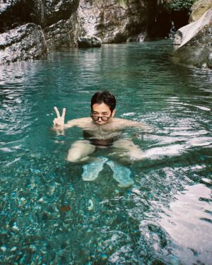 Jasper Liu Instagram - 花蓮好多美麗溪水 來玩的朋友一定要把自己的垃圾帶走哦！ ps.這位金髮男子 他好奇怪…泡泡水靜坐一下吧