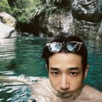Jasper Liu Instagram – 花蓮好多美麗溪水 來玩的朋友一定要把自己的垃圾帶走哦！ ps.這位金髮男子 他好奇怪…泡泡水靜坐一下吧
