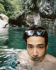 Jasper Liu Instagram - 花蓮好多美麗溪水 來玩的朋友一定要把自己的垃圾帶走哦！ ps.這位金髮男子 他好奇怪…泡泡水靜坐一下吧