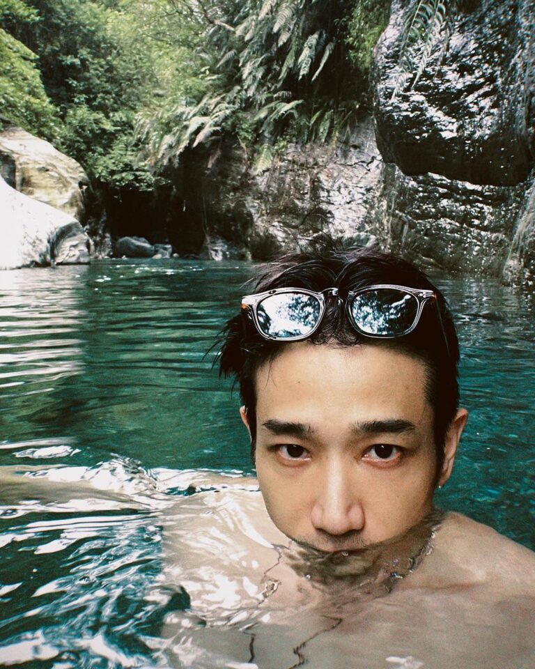 Jasper Liu Instagram - 花蓮好多美麗溪水 來玩的朋友一定要把自己的垃圾帶走哦！ ps.這位金髮男子 他好奇怪…泡泡水靜坐一下吧