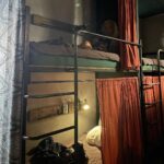 Jasper Liu Instagram – 夜裡忽然的風雨交加。我們住進田都元帥旁的Miaoko hostel  廟口 在五年前我就曾經經過覺得真是可愛的地方。想不到原來是昏鴉的家。哈哈哈哈 世界真的好小 也真是可愛。夜裡以為會大風大雨的卻變得風平浪靜，決定去海邊走走聊聊天。回來的路上卻看到一隻巨大的毛蟹在過馬路？嗯…這一切都太奇妙了。隔天是中元節啊我們就不在海邊待太晚了，早點休息明天起床拜個拜繼續出發吧