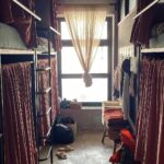 Jasper Liu Instagram – 夜裡忽然的風雨交加。我們住進田都元帥旁的Miaoko hostel  廟口 在五年前我就曾經經過覺得真是可愛的地方。想不到原來是昏鴉的家。哈哈哈哈 世界真的好小 也真是可愛。夜裡以為會大風大雨的卻變得風平浪靜，決定去海邊走走聊聊天。回來的路上卻看到一隻巨大的毛蟹在過馬路？嗯…這一切都太奇妙了。隔天是中元節啊我們就不在海邊待太晚了，早點休息明天起床拜個拜繼續出發吧
