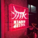 Jasper Liu Instagram – 夜裡忽然的風雨交加。我們住進田都元帥旁的Miaoko hostel  廟口 在五年前我就曾經經過覺得真是可愛的地方。想不到原來是昏鴉的家。哈哈哈哈 世界真的好小 也真是可愛。夜裡以為會大風大雨的卻變得風平浪靜，決定去海邊走走聊聊天。回來的路上卻看到一隻巨大的毛蟹在過馬路？嗯…這一切都太奇妙了。隔天是中元節啊我們就不在海邊待太晚了，早點休息明天起床拜個拜繼續出發吧