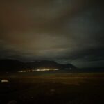 Jasper Liu Instagram – 夜裡忽然的風雨交加。我們住進田都元帥旁的Miaoko hostel  廟口 在五年前我就曾經經過覺得真是可愛的地方。想不到原來是昏鴉的家。哈哈哈哈 世界真的好小 也真是可愛。夜裡以為會大風大雨的卻變得風平浪靜，決定去海邊走走聊聊天。回來的路上卻看到一隻巨大的毛蟹在過馬路？嗯…這一切都太奇妙了。隔天是中元節啊我們就不在海邊待太晚了，早點休息明天起床拜個拜繼續出發吧