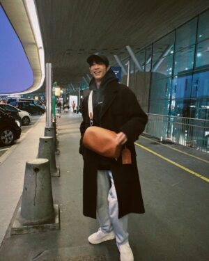 Jasper Liu Instagram - 新年快樂！！！走吧！回家過年  吃團圓飯吧！大家今年在那裡過年呢？？ 祝大家 身體健康 、萬事如意. Happy 🐰you  一定都要平平安安的。🙌🏻🙌🏻🙌🏻🧧🧧🧧🧨🧨🧨🎇🎇🎇🎆🎆🎆💪🏻💪🏻💪🏻 새해에는 항상 건강하고 좋은 일만 있길 바래요 😄 happy new year 🎊 #paris #happynewyear