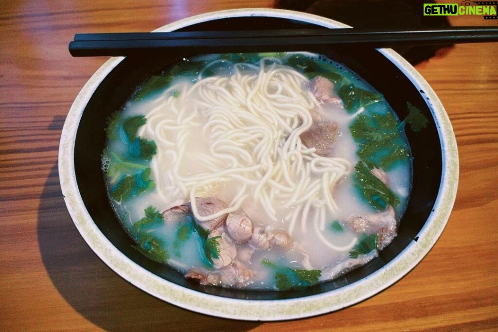 Jasper Liu Instagram - 一直思考人生是什麼。不如好好感恩一碗街邊好吃的羊肉湯麵吧。謝謝您～ 有人不敢吃香菜的嗎？很香耶