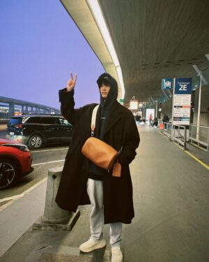 Jasper Liu Instagram - 新年快樂！！！走吧！回家過年  吃團圓飯吧！大家今年在那裡過年呢？？ 祝大家 身體健康 、萬事如意. Happy 🐰you  一定都要平平安安的。🙌🏻🙌🏻🙌🏻🧧🧧🧧🧨🧨🧨🎇🎇🎇🎆🎆🎆💪🏻💪🏻💪🏻 새해에는 항상 건강하고 좋은 일만 있길 바래요 😄 happy new year 🎊 #paris #happynewyear