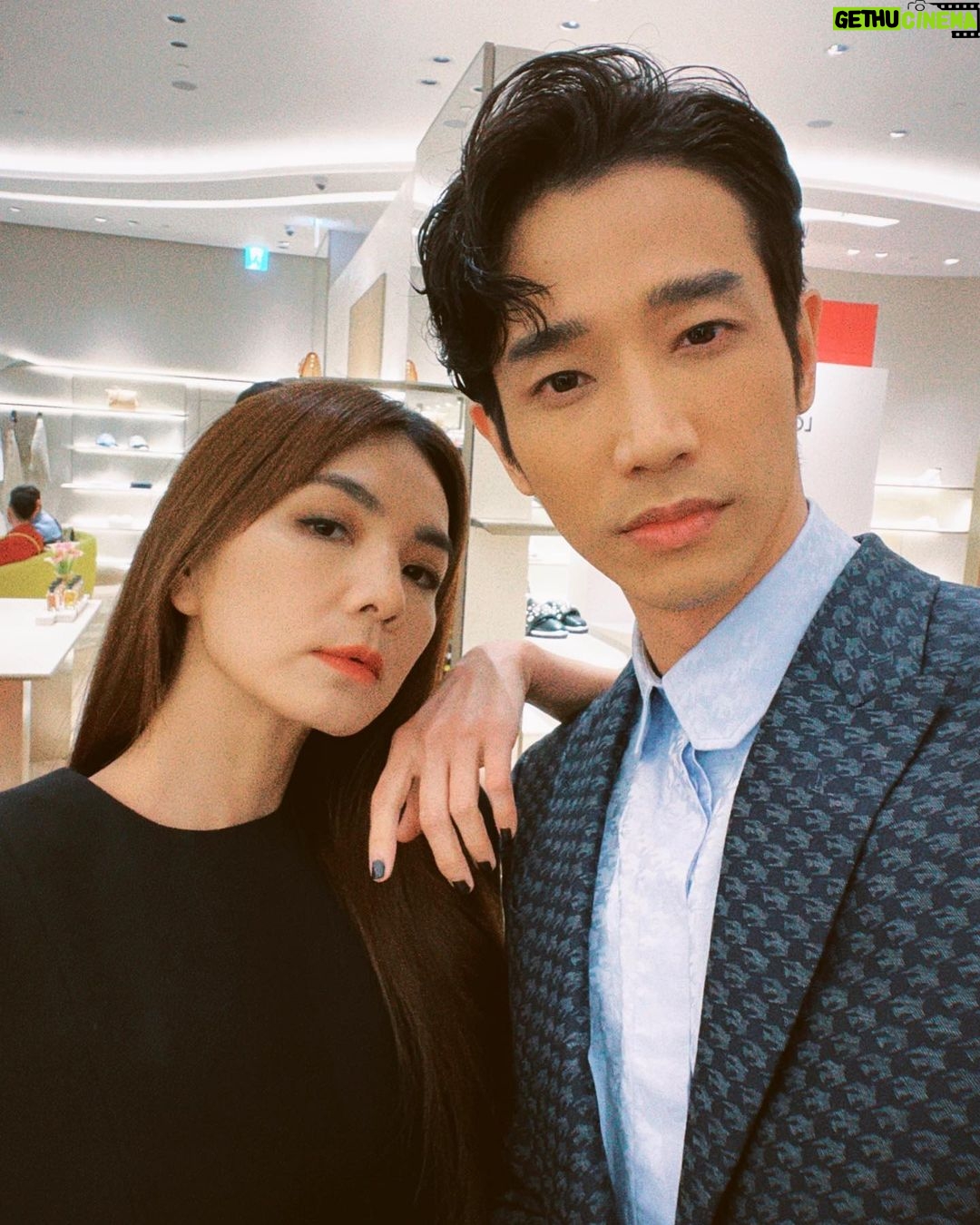 Jasper Liu - 221.8K Likes - 好久不見!朋友們:)真的很想念大家! 안녕하세요! 오랫만입니다! 希望丁歐巴有時間可以吃吃看我的最愛~花生捲冰淇淋😁😁😁 ✨謝謝LV讓大家聚在一起 party all night 🎆🎆🎆
@louisvuitton
#louisvuitton
#LVTAIPEI101