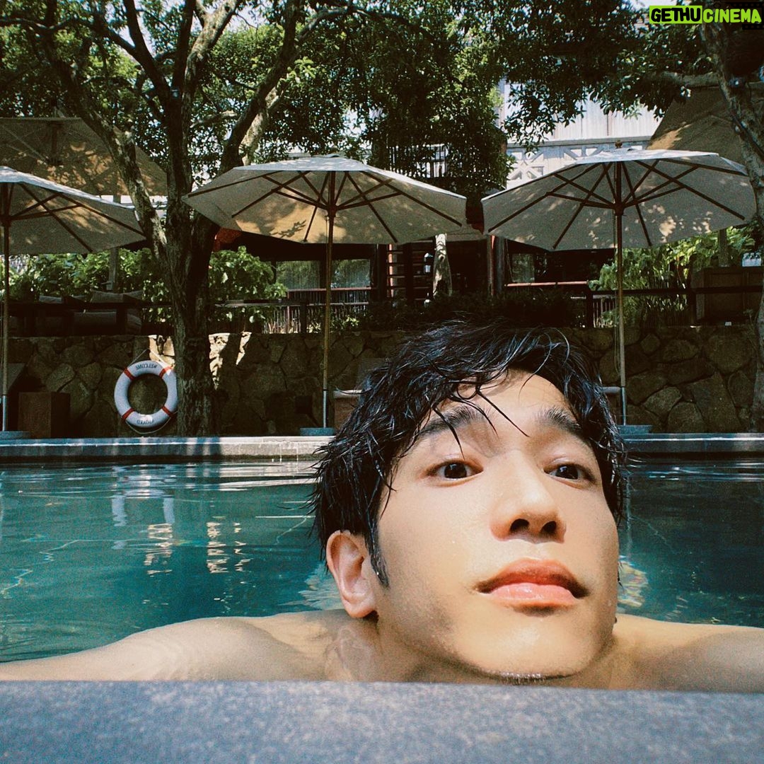 Jasper Liu - 173.2K Likes - 最近這天氣,就想游泳或是爬爬山。或找個地方看本書也真的是不錯
