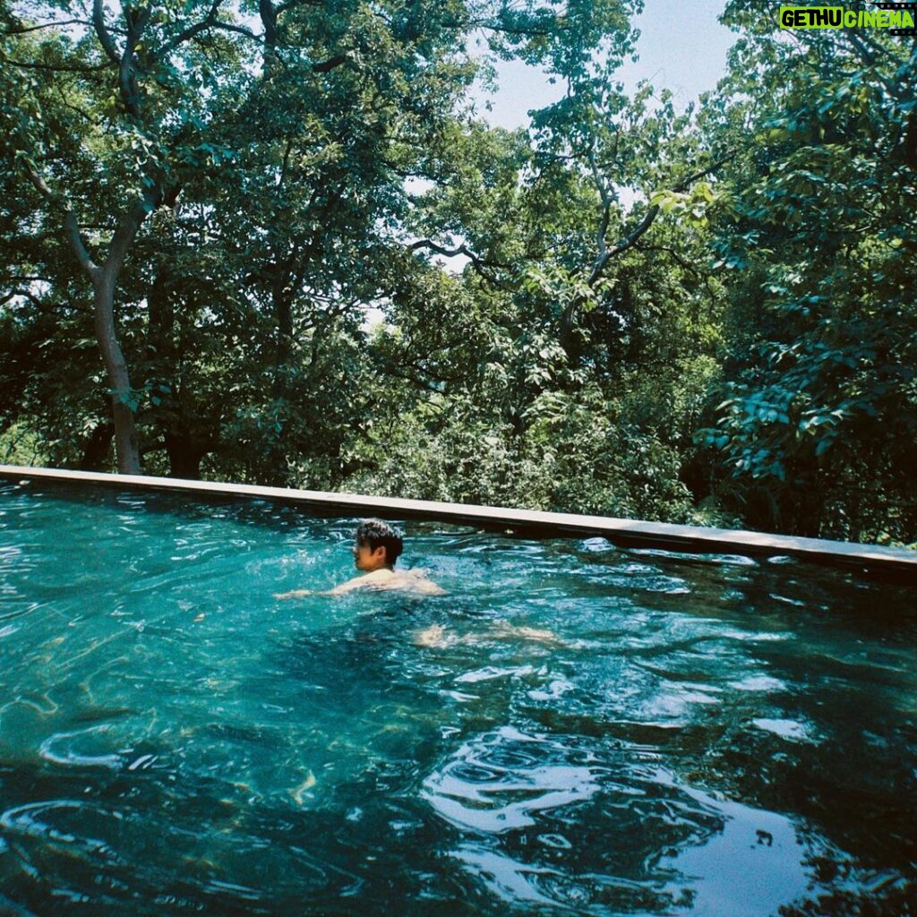 Jasper Liu Instagram - 最近這天氣，就想游泳或是爬爬山。或找個地方看本書也真的是不錯