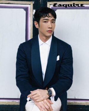 Jasper Liu Instagram - @esquire_tw  在那，都珍惜每一個當下，尋找每個都市的美。回家了，就盡情的陪在父母家人身邊，或什麼事都不做的賴在客廳地板上。什麼事都好，反正時間有限😁（剛回家時想說老媽怎麼記性這麼差…後來才想起喔。對。果真是我媽）😅😂🤣

Where ever you are, just cherish every moment.

어느 지역이든 거기 있을 때는 그 고유의 매력이 좋고, 집에 있을 때는 가족들과 함께 있는 그 시간이 또 좋아요, 시간은 항상 소중하니까요 : ) ☺️😊😆