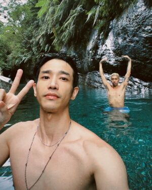 Jasper Liu Instagram - 花蓮好多美麗溪水 來玩的朋友一定要把自己的垃圾帶走哦！ ps.這位金髮男子 他好奇怪…泡泡水靜坐一下吧