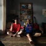 Jasper Liu Instagram – 夜裡忽然的風雨交加。我們住進田都元帥旁的Miaoko hostel  廟口 在五年前我就曾經經過覺得真是可愛的地方。想不到原來是昏鴉的家。哈哈哈哈 世界真的好小 也真是可愛。夜裡以為會大風大雨的卻變得風平浪靜，決定去海邊走走聊聊天。回來的路上卻看到一隻巨大的毛蟹在過馬路？嗯…這一切都太奇妙了。隔天是中元節啊我們就不在海邊待太晚了，早點休息明天起床拜個拜繼續出發吧