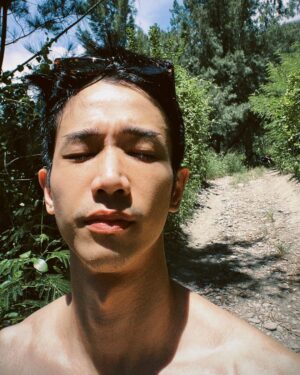 Jasper Liu Instagram - 今天大大的太陽 和營主夢姊聊了很多，還有一位在努力創帳篷品牌的sup教練：）這位教練很有故事..他右手臂的刺青是登山時被雷擊的座標….嗯…他說那時在高山待了三天等待救援，大家只有1500cc的飲用水，下山後發現屁股一大片瘀青。嗯…真是能活著就太好了…聊了一下sup最好的時機原來是日出，光影也最多變化。但應該是要早上4：00左右集合。嗯…是有點早。下次吧最近氣候都不太穩定。謝謝照顧了 昨夜的星空很美。