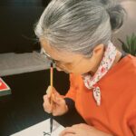 Jasper Liu Instagram - 除夕 這天。劉家的男孩子們總是要早起擦神桌。這樣的習俗不知道幾年了，大家慢慢的擦 悠悠的聊著天。爸爸準備大家的咖啡，媽媽準備菜。姊姊遛著yeahbe. 叔叔在旁依舊充滿幽默感。分工合作 很是快樂。謝謝兔年 龍年 我們來了。 新年快樂。