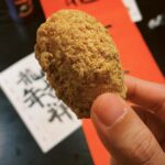 Jasper Liu Instagram - 除夕 這天。劉家的男孩子們總是要早起擦神桌。這樣的習俗不知道幾年了，大家慢慢的擦 悠悠的聊著天。爸爸準備大家的咖啡，媽媽準備菜。姊姊遛著yeahbe. 叔叔在旁依舊充滿幽默感。分工合作 很是快樂。謝謝兔年 龍年 我們來了。 新年快樂。