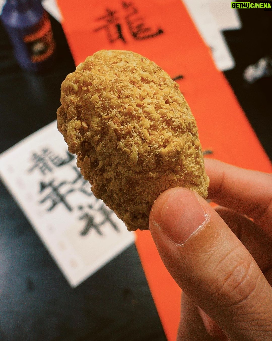Jasper Liu Instagram - 除夕 這天。劉家的男孩子們總是要早起擦神桌。這樣的習俗不知道幾年了,大家慢慢的擦 悠悠的聊著天。爸爸準備大家的咖啡,媽媽準備菜。姊姊遛著yeahbe. 叔叔在旁依舊充滿幽默感。分工合作 很是快樂。謝謝兔年 龍年 我們來了。 新年快樂。