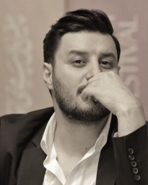 Javad Ezzati Instagram - شخصی به بودا گفت “من خوشبختی می خواهم”
بودا پاسخ داد : نخست “من” را حذف کن که حکایت از نفس دارد ؛ سپس “میخواهم” را حذف کن که حکایت از میل و خواسته دارد… اکنون آنچه که با تو باقی می ماند خوشبختی است......