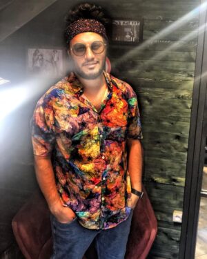 Javad Ezzati Instagram - .
اگر راست ايستاده اى
نترس از اينكه دنيا كج باشد...