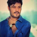 Javad Ezzati Instagram - ....شكر خدايى كه در اين نزديكيست ، لاى اين شب بو ها پاى ان كاج بلند...