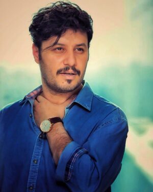 Javad Ezzati Instagram - ....شكر خدايى كه در اين نزديكيست ، لاى اين شب بو ها پاى ان كاج بلند...