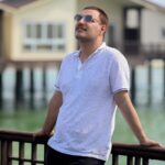 Javad Ezzati Instagram - قوی کسی است که, نه منتظر میماند کسی خوشبختش کند، و نه اجازه میدهد کسی بدبختش کند!! هر گاه زندگی را جهنم دیدی, سعی کن پخته از آن بیرون آیی... سوختن را همه بلدند!! زندگی هیچ نمیگوید, نشانت میدهد!! با زندگی قهر نکن... دنیا منت هیچکس را نمیکشد... یکی رفت و، یکی موند و، یکی از غصه هاش خوندو یکی برد و، یکی باخت و، یکی با قسمتش ساختو یکی رنجید، ""یکی بخشید" یکی از آبروش ترسید یکی بد شد، یکی رد شد، یکی پابند مقصد شد تو اما باش، """خدا اینجاست...!! با خود عهد بستم که به چشمانم بیاموزم، فقط زیبائی های زندگی ارزش دیدن دارد، و با خود تکرار می کنم که یادم باشد، هر آن ممکن است شبی فرا رسد، و آنچنان آرام گیرم که دیدار صبحی دیگر برایم ممکن نگردد، پس هرگز به امید فردا "محبت هایم را ذخیره نکنم "، و این عهد به من جسارت می دهد که به عزیزترین هایم ساده بگویم : خوشحالم که هستید....