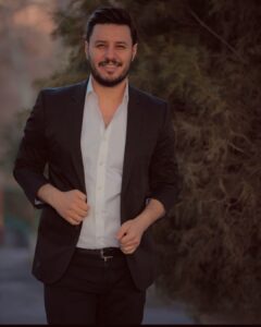 Javad Ezzati Instagram - شاگرد: استاد راز خوشبختى چيست؟ استاد : هرگز با احمقها بحث نكنى شاگرد:ولى استاد فكر نكنم اين حرف درستى باشه! استاد: بله كاملا حق با شماست 🌹😜