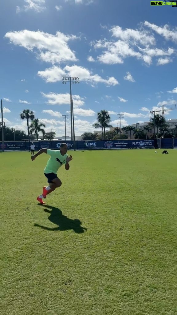 Javier 'Chicharito' Hernández Instagram - Agarrando confianza poco a poco y mejorando cada día! Seguimos… 🆙🐎❤️‍🔥 Miami, Florida
