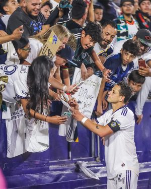 Javier 'Chicharito' Hernández Instagram - La vida se vuelve emocionante cuando te permites cambiar y evolucionar a nuevos retos. 
Gracias a toda la gente que estuvo involucrada en mi camino estos 4 años. 
Gracias por todo @lagalaxy
—
Life becomes exciting when you allow yourself to change and evolve to new challenges. 
Thanks to everyone who was involved in my journey these 4 years. 
Thank you for everything @lagalaxy