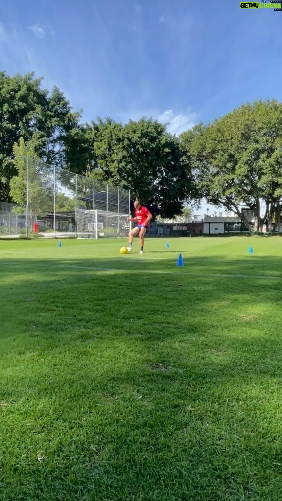 Javier 'Chicharito' Hernández Instagram - Cada ve más cerca con muy buenas sensaciones. Avanzando muy favorablemente! 🇫🇷 🐐 Club Deportivo Chivas del Guadalajara