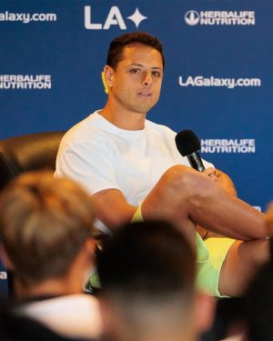 Javier 'Chicharito' Hernández Instagram - La vida se vuelve emocionante cuando te permites cambiar y evolucionar a nuevos retos. 
Gracias a toda la gente que estuvo involucrada en mi camino estos 4 años. 
Gracias por todo @lagalaxy
—
Life becomes exciting when you allow yourself to change and evolve to new challenges. 
Thanks to everyone who was involved in my journey these 4 years. 
Thank you for everything @lagalaxy