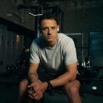 Javier 'Chicharito' Hernández Instagram - La música une corazones, al igual que el deporte. Siempre entreno acompañado por mis audífonos Icon de @stf.tech 🙌🏻 ¿Cuál es tu playlist para entrenar? 🎶 Los Angeles, California