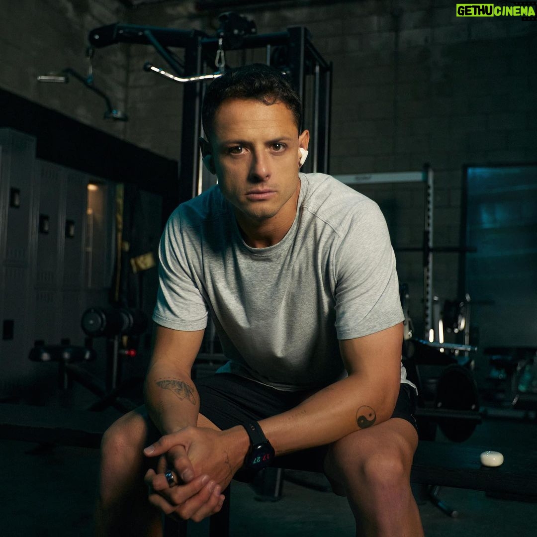 Javier 'Chicharito' Hernández Instagram - La música une corazones, al igual que el deporte. Siempre entreno acompañado por mis audífonos Icon de @stf.tech 🙌🏻 ¿Cuál es tu playlist para entrenar? 🎶 Los Angeles, California