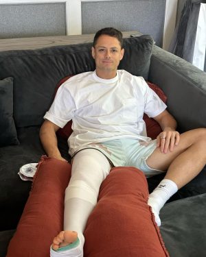 Javier 'Chicharito' Hernández Instagram - Muchísimas gracias al Dr. Bert Mandelbaum y a todo su equipo por el gran trabajo que hicieron en la operación el día de hoy. 
Ya en casa descansando y listo para darle con todo a la recuperación! 
💪🏽