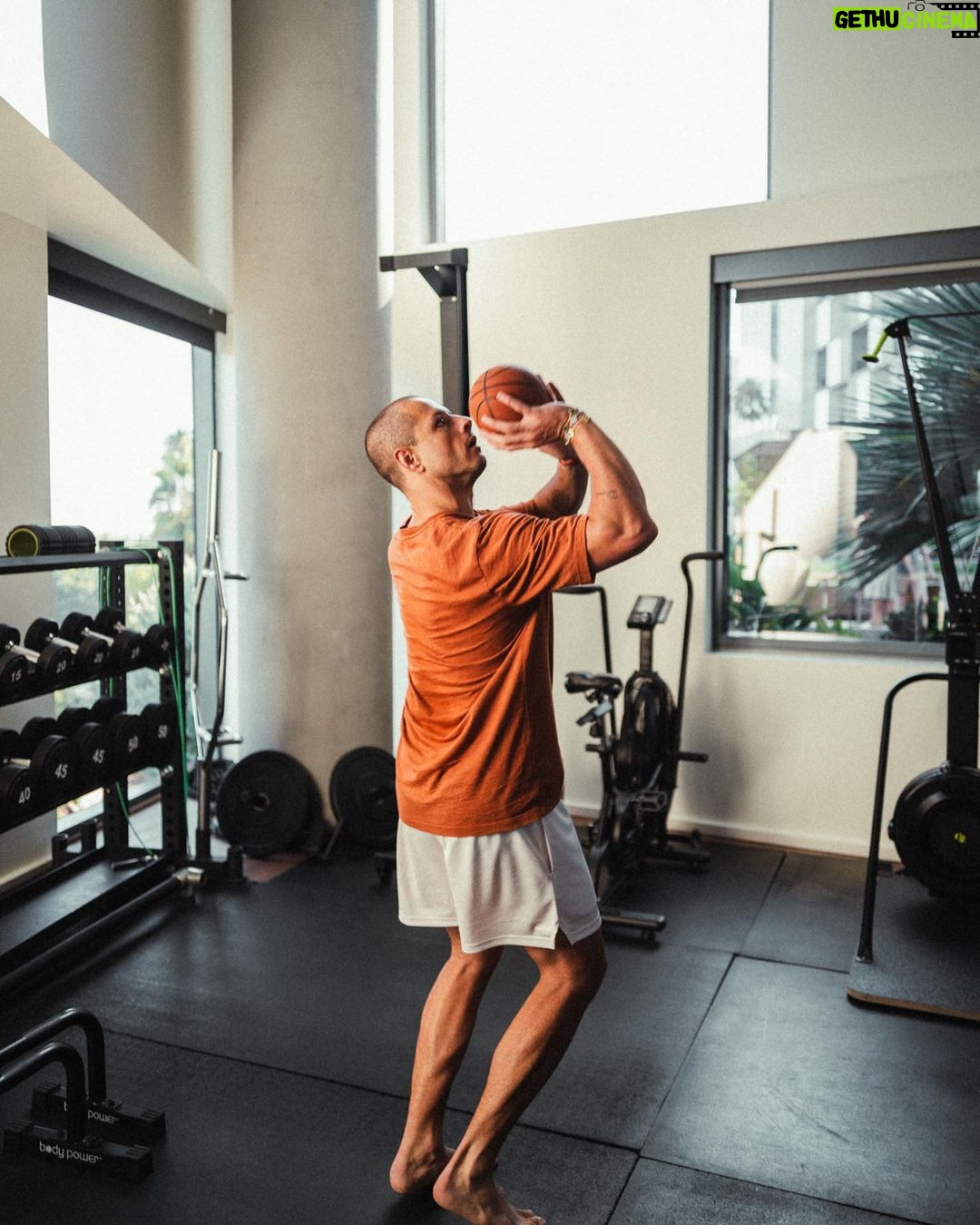 Javier 'Chicharito' Hernández Instagram - Coffee, working out and… losing at basketball 🏀😫 Los Angeles, California