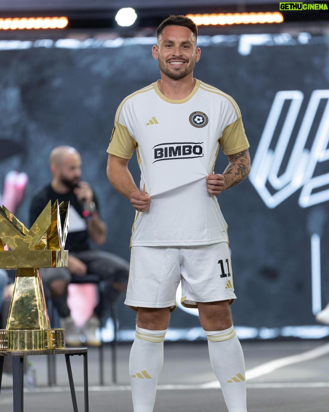 Javier 'Chicharito' Hernández Instagram - Hoy inicia oficialmente un proyecto que me tiene muy emocionado por tener la posibilidad de participar con pura gente chingona. Hoy jugamos los Dioses del @olimpounited nuestro primer partido oficial en la @kingsleagueamericas Vamoooooooossssss!! 🏟️💪🏽 Mexico City, Mexico