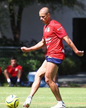 Javier 'Chicharito' Hernández Instagram - Preparándonos para lo que viene… ❤️‍🔥🤘🏽🏟️