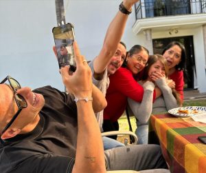 Javier 'Chicharito' Hernández Instagram - Hermana, feliz vuelta al sol. Que encuentres toda la abundancia, amor y plenitud que ya eres. Admiro tu sencillez, tu bondad, tu creatividad, tu autenticidad, tu ingenuidad, tu rebeldía, pero especialmente admiro la gran evolución que tienes día con día! 
Gracias por tanto. 
Te amo infinito mi Chimol chingona! 
❤️‍🔥
♾️