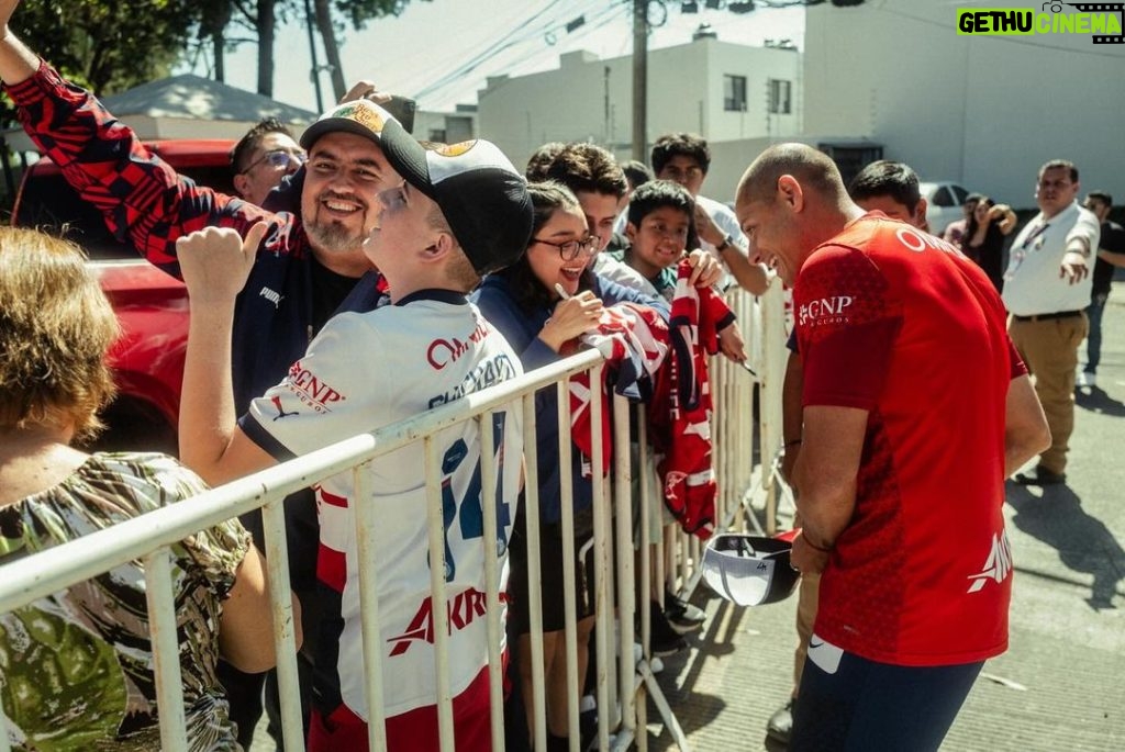 Javier 'Chicharito' Hernández Instagram - Gracias. Gracias. Gracias. Apoyemos esta noche a todo el equipo para que podamos obtener nuestros primeros 3 puntos! 🔵❤️‍🔥⚪️ Guadalajara, Mexico