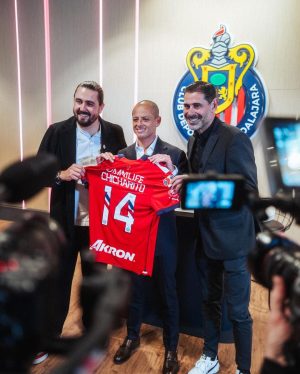 Javier 'Chicharito' Hernández Instagram - Todavía sigo sin creer lo que sucedió anoche… estás 10 fotos describen solo un poco la magnitud de lo que sucedió ayer. 

GRACIAS ETERNAS a cada uno que asistió, que estuvo involucrado en toda la organización del evento y a toda la gente que siguió la transmisión. 

Esto solo me hace amar aún más a la mejor institución que existe. Me hace querer entregarme aún más. Aportar aún más. Ayudar a que la historia de @chivas siga impactando a millones de humanos en el mundo. Y estoy seguro que si estamos todos UNIDOS y apoyándonos el uno al otro podremos lograr el objetivo deseado más temprano que tarde. 

LOS AMO!
❤️‍🔥
♾️