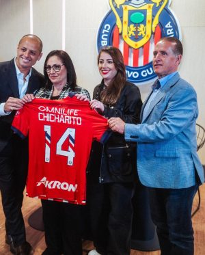 Javier 'Chicharito' Hernández Instagram - Todavía sigo sin creer lo que sucedió anoche… estás 10 fotos describen solo un poco la magnitud de lo que sucedió ayer. 

GRACIAS ETERNAS a cada uno que asistió, que estuvo involucrado en toda la organización del evento y a toda la gente que siguió la transmisión. 

Esto solo me hace amar aún más a la mejor institución que existe. Me hace querer entregarme aún más. Aportar aún más. Ayudar a que la historia de @chivas siga impactando a millones de humanos en el mundo. Y estoy seguro que si estamos todos UNIDOS y apoyándonos el uno al otro podremos lograr el objetivo deseado más temprano que tarde. 

LOS AMO!
❤️‍🔥
♾️