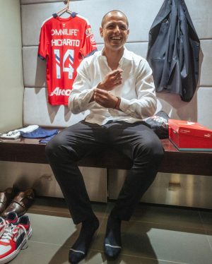 Javier 'Chicharito' Hernández Instagram - Todavía sigo sin creer lo que sucedió anoche… estás 10 fotos describen solo un poco la magnitud de lo que sucedió ayer. 

GRACIAS ETERNAS a cada uno que asistió, que estuvo involucrado en toda la organización del evento y a toda la gente que siguió la transmisión. 

Esto solo me hace amar aún más a la mejor institución que existe. Me hace querer entregarme aún más. Aportar aún más. Ayudar a que la historia de @chivas siga impactando a millones de humanos en el mundo. Y estoy seguro que si estamos todos UNIDOS y apoyándonos el uno al otro podremos lograr el objetivo deseado más temprano que tarde. 

LOS AMO!
❤️‍🔥
♾️
