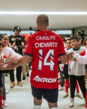 Javier 'Chicharito' Hernández Instagram - Todavía sigo sin creer lo que sucedió anoche… estás 10 fotos describen solo un poco la magnitud de lo que sucedió ayer. 

GRACIAS ETERNAS a cada uno que asistió, que estuvo involucrado en toda la organización del evento y a toda la gente que siguió la transmisión. 

Esto solo me hace amar aún más a la mejor institución que existe. Me hace querer entregarme aún más. Aportar aún más. Ayudar a que la historia de @chivas siga impactando a millones de humanos en el mundo. Y estoy seguro que si estamos todos UNIDOS y apoyándonos el uno al otro podremos lograr el objetivo deseado más temprano que tarde. 

LOS AMO!
❤️‍🔥
♾️