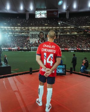 Javier 'Chicharito' Hernández Instagram - Todavía sigo sin creer lo que sucedió anoche… estás 10 fotos describen solo un poco la magnitud de lo que sucedió ayer. 

GRACIAS ETERNAS a cada uno que asistió, que estuvo involucrado en toda la organización del evento y a toda la gente que siguió la transmisión. 

Esto solo me hace amar aún más a la mejor institución que existe. Me hace querer entregarme aún más. Aportar aún más. Ayudar a que la historia de @chivas siga impactando a millones de humanos en el mundo. Y estoy seguro que si estamos todos UNIDOS y apoyándonos el uno al otro podremos lograr el objetivo deseado más temprano que tarde. 

LOS AMO!
❤️‍🔥
♾️