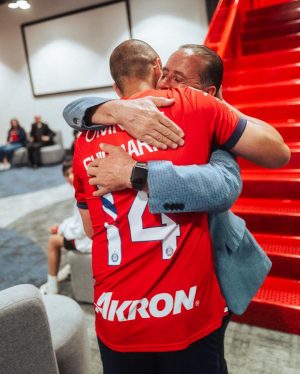 Javier 'Chicharito' Hernández Instagram - Todavía sigo sin creer lo que sucedió anoche… estás 10 fotos describen solo un poco la magnitud de lo que sucedió ayer. 

GRACIAS ETERNAS a cada uno que asistió, que estuvo involucrado en toda la organización del evento y a toda la gente que siguió la transmisión. 

Esto solo me hace amar aún más a la mejor institución que existe. Me hace querer entregarme aún más. Aportar aún más. Ayudar a que la historia de @chivas siga impactando a millones de humanos en el mundo. Y estoy seguro que si estamos todos UNIDOS y apoyándonos el uno al otro podremos lograr el objetivo deseado más temprano que tarde. 

LOS AMO!
❤️‍🔥
♾️