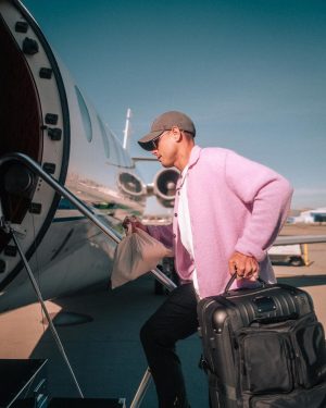 Javier 'Chicharito' Hernández Instagram - Hoy será un día muy especial! 
✈️🏠
