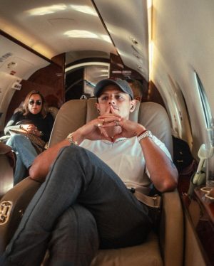 Javier 'Chicharito' Hernández Instagram - Hoy será un día muy especial! 
✈️🏠