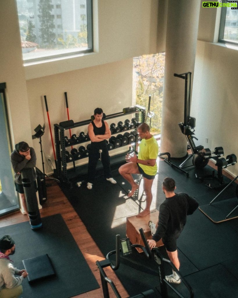 Javier 'Chicharito' Hernández Instagram - Trabajando con todo en el “laboratorio” y sintiéndome mejor cada día!! 💪🏽❤‍🔥 Los Angeles, California