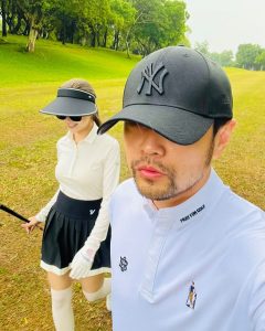 Jay Chou Instagram - ⛳️ 打球平常我喜歡亂穿 今天聽老婆的🤣 @hannah_quinlivan